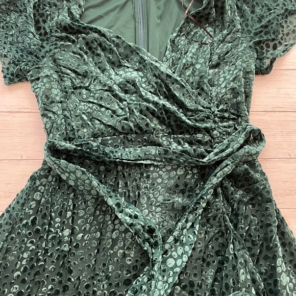 DKNY
Women's Flutter Sleeve Waist burn out Velvet Fit and Flare Dress 12 green - Picture 5 of 5